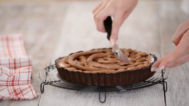Pasta şefi kremalı çikolatalı bademli turta yapar..