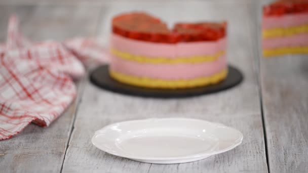 Pedaço de bolo com biscoito de baunilha, mousse de framboesa e geleia, doces . — Vídeo de Stock