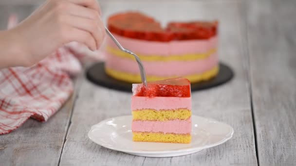Eet een stuk taart met een vanille koekje, frambozenmousse en gelei, zoet gebak. — Stockvideo