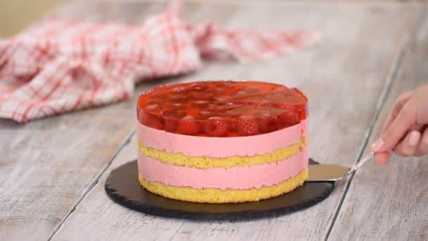 Gâteau sucré savoureux avec mousse de framboise et couche de gelée . — Video