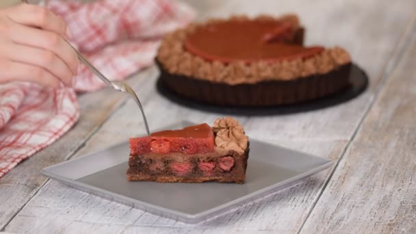 Äta bit av läcker choklad tårta med körsbär confit och choklad grädde. — Stockvideo