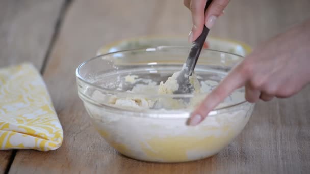 Женские руки месят тесто для печенья . — стоковое видео