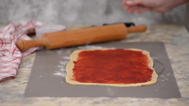 Женские руки делают булочки с ягодным вареньем . — стоковое видео
