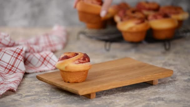 Bollos de levadura dulce fresca con mermelada . — Vídeos de Stock