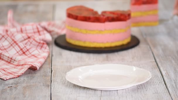 Sepotong kue dengan biskuit vanili, raspberry mousse dan jelly, kue manis. — Stok Video