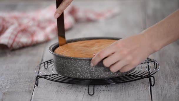 Кондитер вынимает торт из формы торта . — стоковое видео