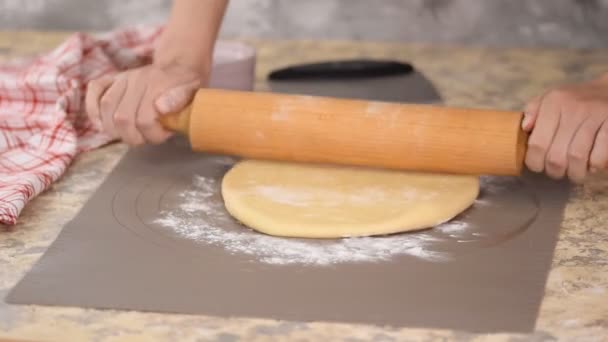 Ręce wytaczane ciastem z wałkiem. — Wideo stockowe