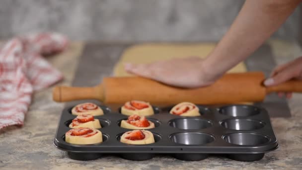Female hands making buns with berry jam. — Stock Video