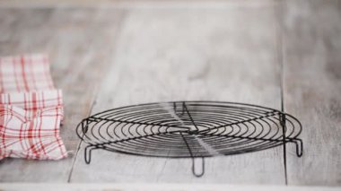 Taze pişmiş vişneli çikolatalı tart..