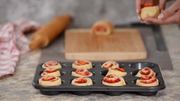 Женские руки делают булочки с ягодным вареньем — стоковое видео