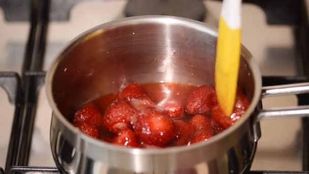 Hausgemachte Erdbeermarmelade im Topf zubereiten. — Stockvideo