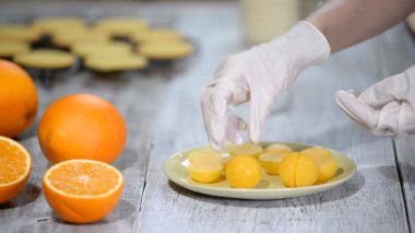 Lastik eldivenli bir pasta şefi portakal topları yapar. Pasta için reçel malzemesi yapıyorum..