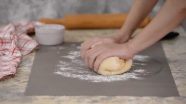 Kadınların elleri hamuru yoğurur..