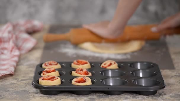 Γυναικεία χέρια που φτιάχνουν ψωμάκια με μαρμελάδα μούρο. — Αρχείο Βίντεο
