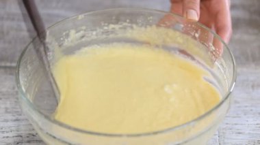 Kek için hamuru karıştıran kız. Yakın plan..