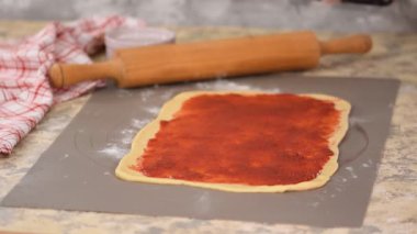 Dut reçelli çörekler yapan kadın elleri.