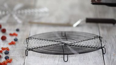 Soğutma rafında ev yapımı kek için yeni pişmiş yuvarlak pasta katmanları..