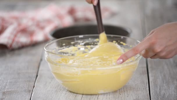 Mexendo massa bolo em uma tigela de mistura . — Vídeo de Stock