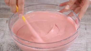 Pasta için böğürtlen kreması yapan Baker..