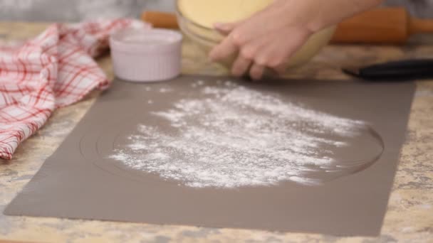 Nő, aki a tésztával dolgozik. Élesztőtészta felhelyezése a munkafelületre. — Stock videók