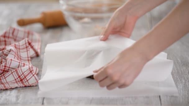 Rozválet pečivo mezi listy pekařského pergamenu. — Stock video