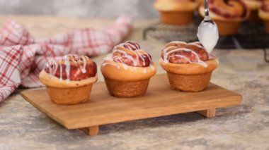 Reçelli çöreklerin üzerine krema dök..