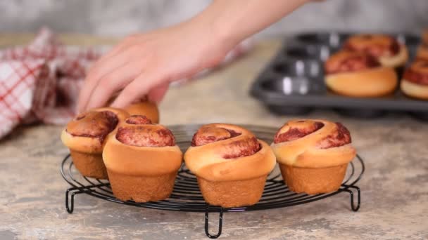Свежеиспеченные сладкие дрожжевые булочки с ягодным джемом на стойке охлаждения . — стоковое видео