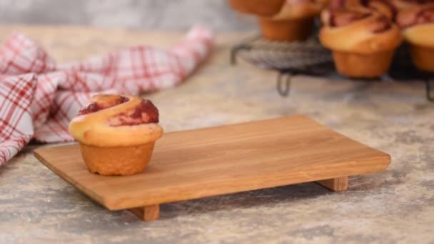 Frische süße Hefebrötchen mit Marmelade. — Stockvideo