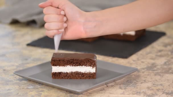 Decora el pastel con chocolate. Preparación de postres en la cocina, producción de confitería en casa . — Vídeos de Stock
