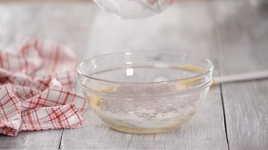 Turta ve Kurabiye için çikolatalı kurabiye yapıyorum. Tereyağına un dök. Hamur işi.