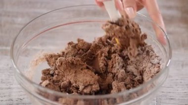 Kadın elleri taze ev yapımı çörekleri yoğurur. Ev yapımı hamur işleri. Yakın plan..