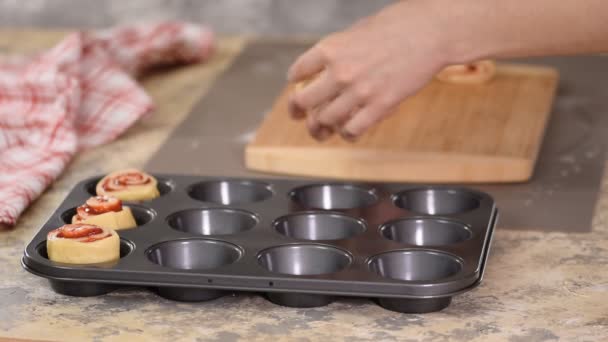 Vrouwelijke handen maken broodjes met bessenjam. — Stockvideo