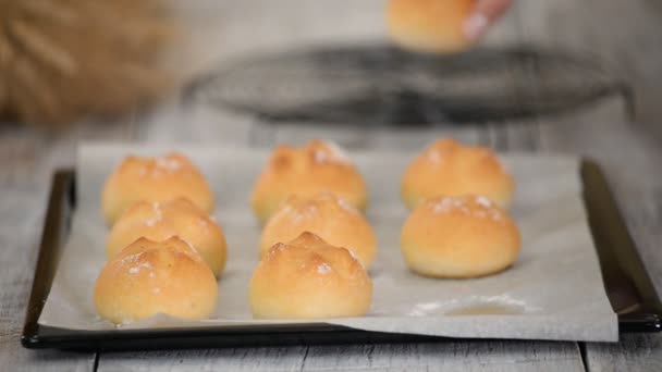 Delicious freshly baked yeast buns with crust on baking sheet. — Stock Video