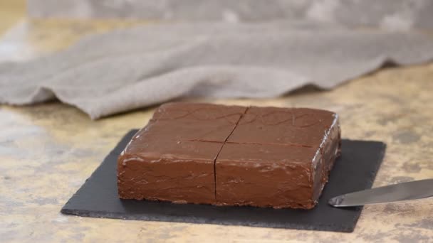 Köstlicher Schokoladenkuchen mit Schokoglasur. — Stockvideo
