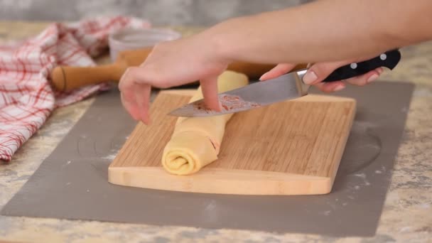 Chef corta com uma faca em porções iguais para assar pães crocantes . — Vídeo de Stock