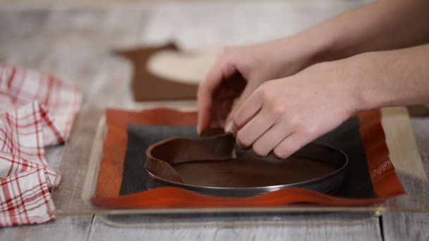 Konditor bereitet in Küche Schokoladentorte zu. — Stockvideo
