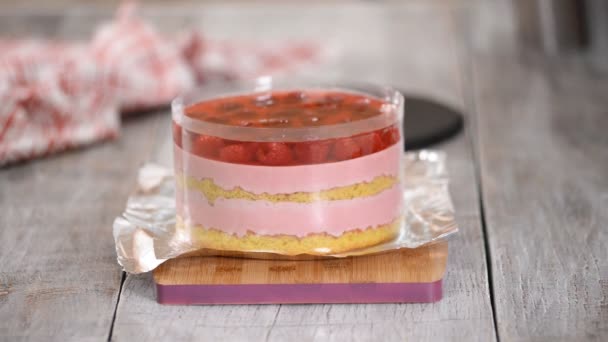 Delicious raspberry mousse cake with jelly. — Stock Video