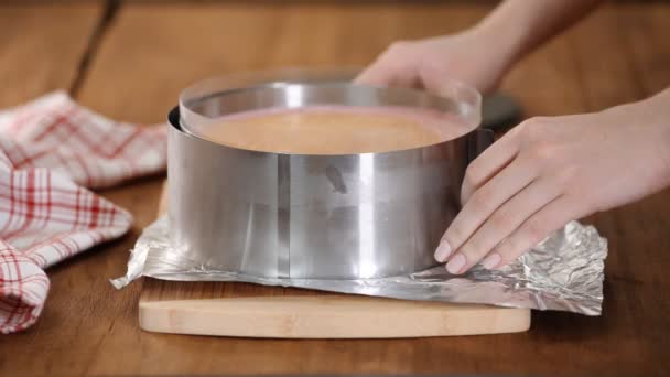Verwijder metalen banketbakkersring uit taart. Kookproces. — Stockvideo