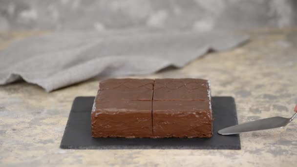 Délicieux gâteau au chocolat avec glaçage au chocolat . — Video