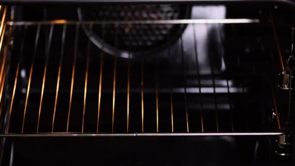 Profesyonel bir fırıncı fırına ekmek dolu tepsi koyar.. — Stok video