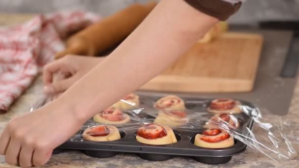 Жіночі руки роблять булочки з ягідним джемом. серії — стокове відео