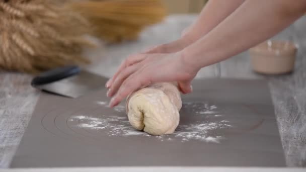 Profesjonalny piekarz dzieli ciasto na porcje. Proces pieczenia chleba w kuchni. — Wideo stockowe