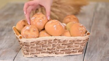 Geleneksel Fransız fırınında taze ekmek sepeti.