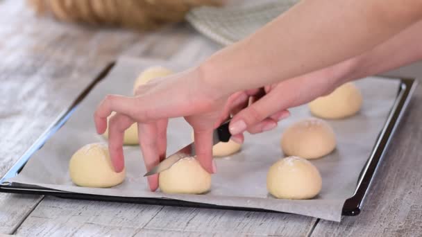 Крупный план порезов делается на булочке пекарем-женщиной . — стоковое видео