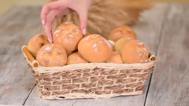 Verse broodjes in mand bij traditionele Franse bakkerij. — Stockvideo