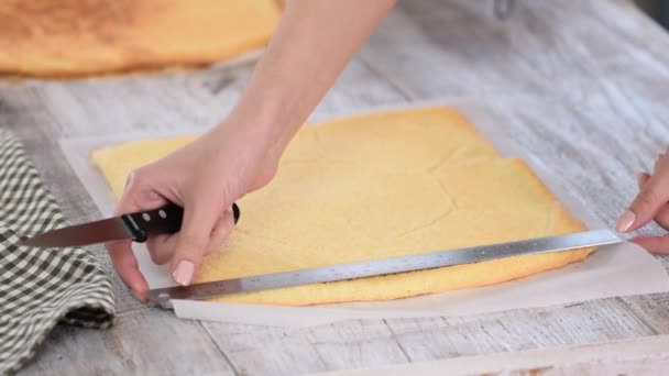 Cortando pastel en capas. La mujer está recortando los bordes de los pasteles . — Vídeo de stock
