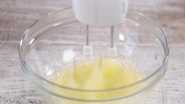 鸡蛋用搅拌器搅拌成泡沫，制成蛋白奶油、蛋白乳酪. — 图库视频影像