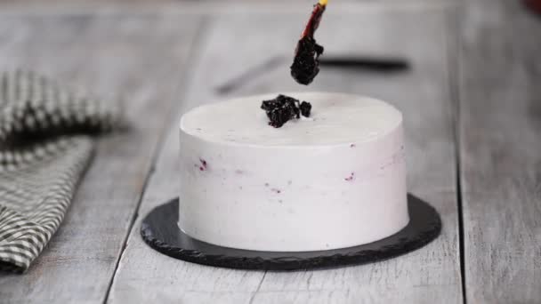 Ζαχαροπλάστης διακοσμεί κέικ με μαρμελάδα φραγκοστάφυλου. — Αρχείο Βίντεο