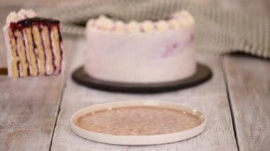 Ev yapımı dikey kat kuşüzümü reçelli kek..