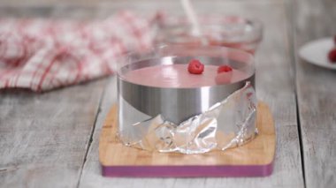 Şekerci pastanın üstüne taze ahududu koyar. Ahududulu kremalı pasta yapıyorum..